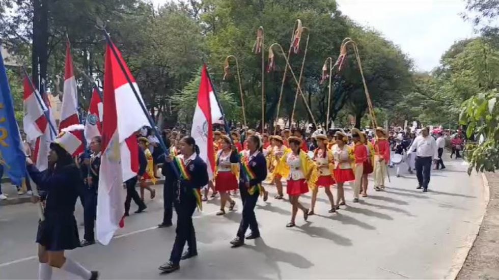 Estudiantes portan la rojo y blanco