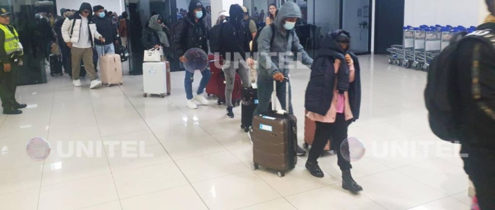 Arribaron a Viru Viru 65 de los 69 bolivianos que estaban varados en España con documentos falsos