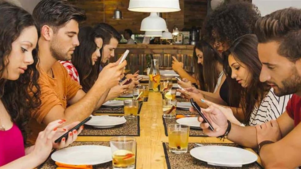El uso del celular en las cenas familiares está muy extendido y corta la comunicación cercana