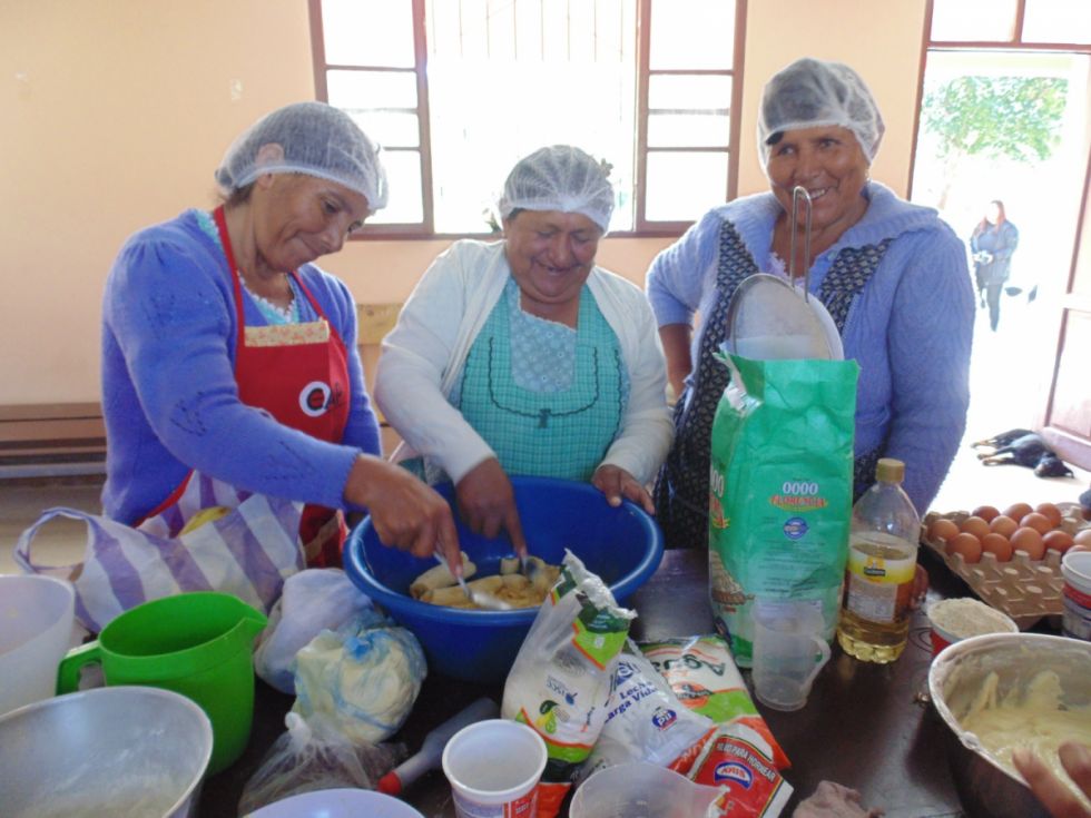 Capacitan a mujeres del área rural en repostería  
