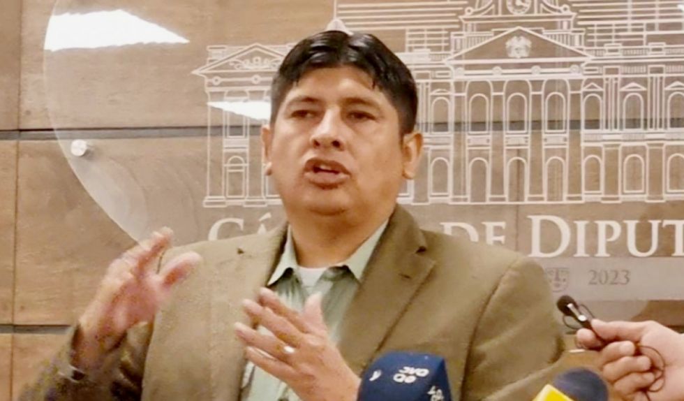 Diputado Cuéllar presenta denuncia contra Evo por sus vuelos y lo vincula a un narco