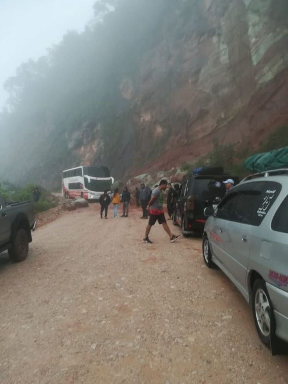 Derrumbe en Aguaragüe deja varados a decenas de vehículos
