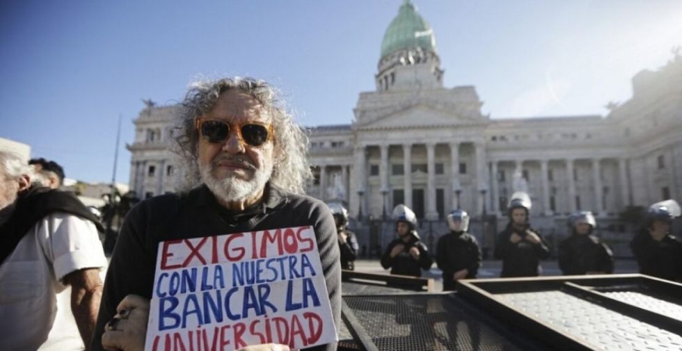 En Argentina marchan en defensa de las universidades