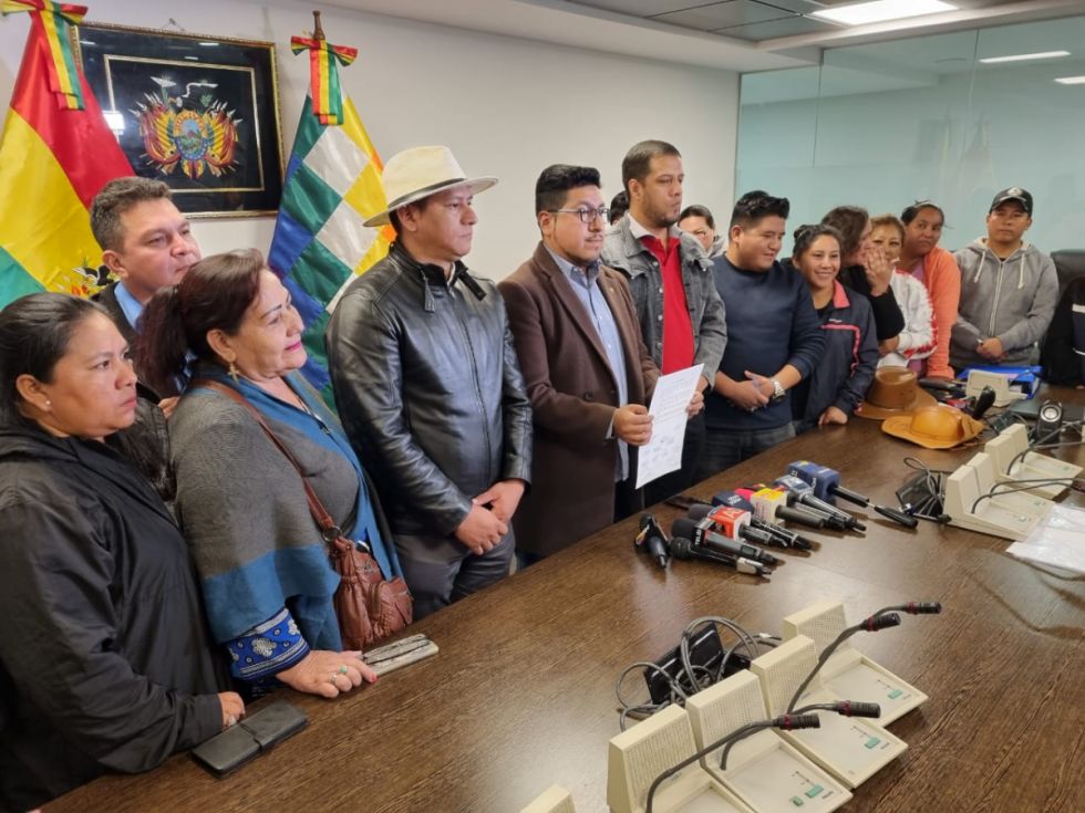 Comisión de Diputados y maestros firman acuerdo para ajustar ley de "jubilación forzosa"