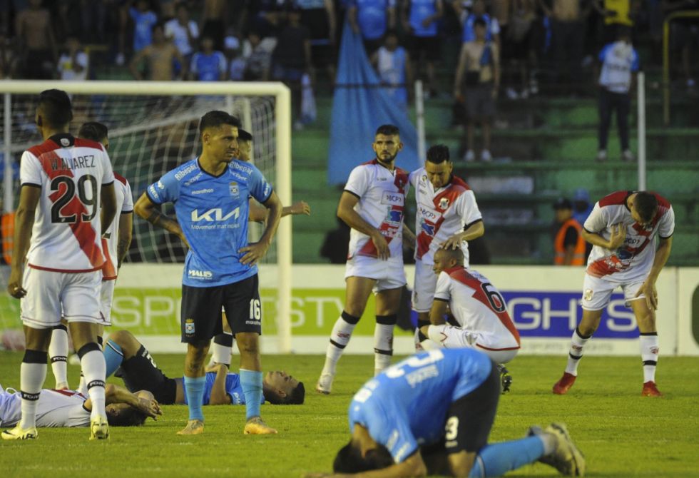 Tres  clubes cruceños analizan no presentarse en el Clausura 