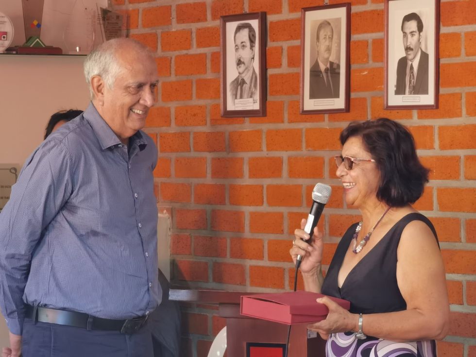 Bertha Benítez entrega un reconocimiento al arquitecto Fernando López Zavala. 