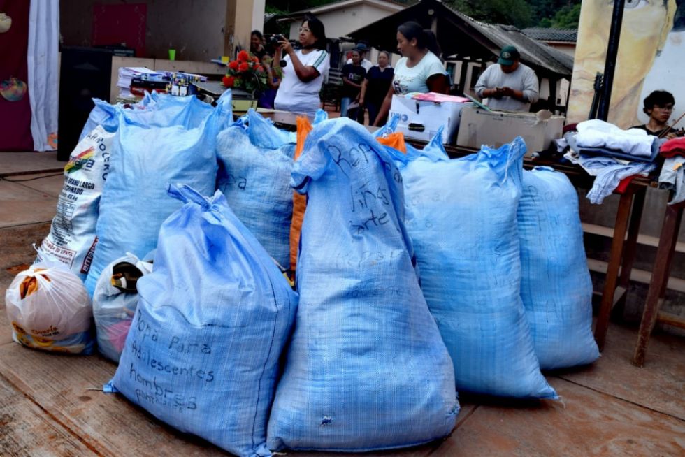 Estudiantes llevan donaciones a comunidades guaraníes 