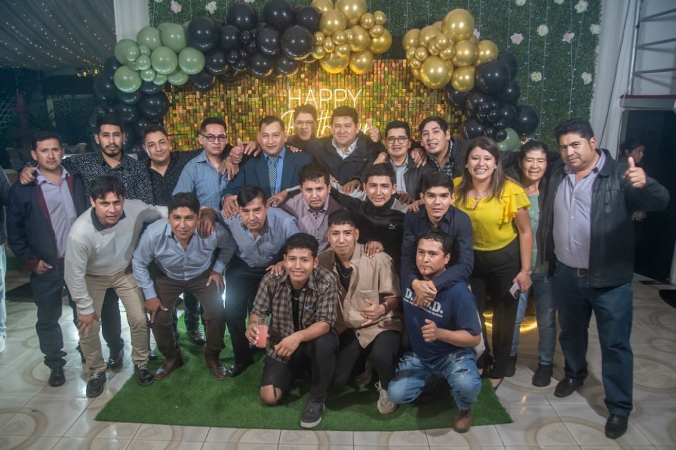 Grandes amistades festejan con Juan Carlos. 