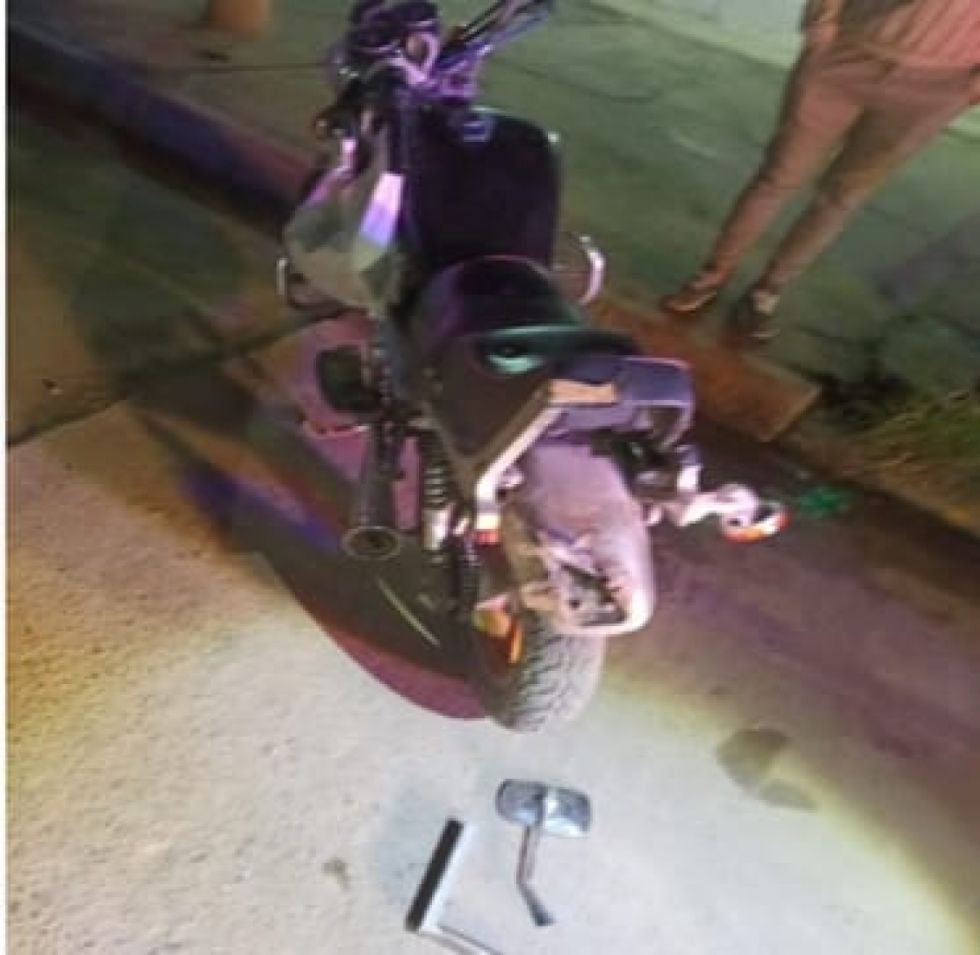Motociclista murió tras ser chocado y arrollado, el conductor huyó 