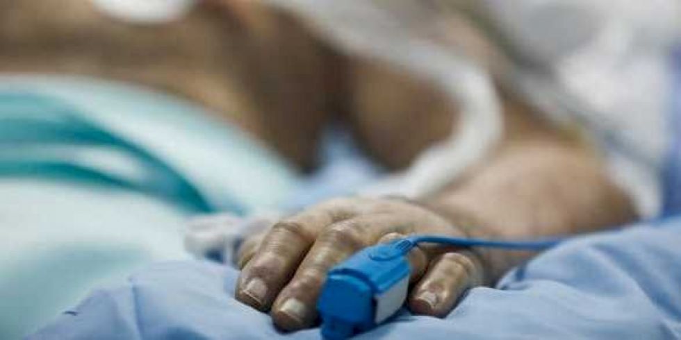 Un hombre está en terapia intensiva, tras ser chocado por un vehículo 