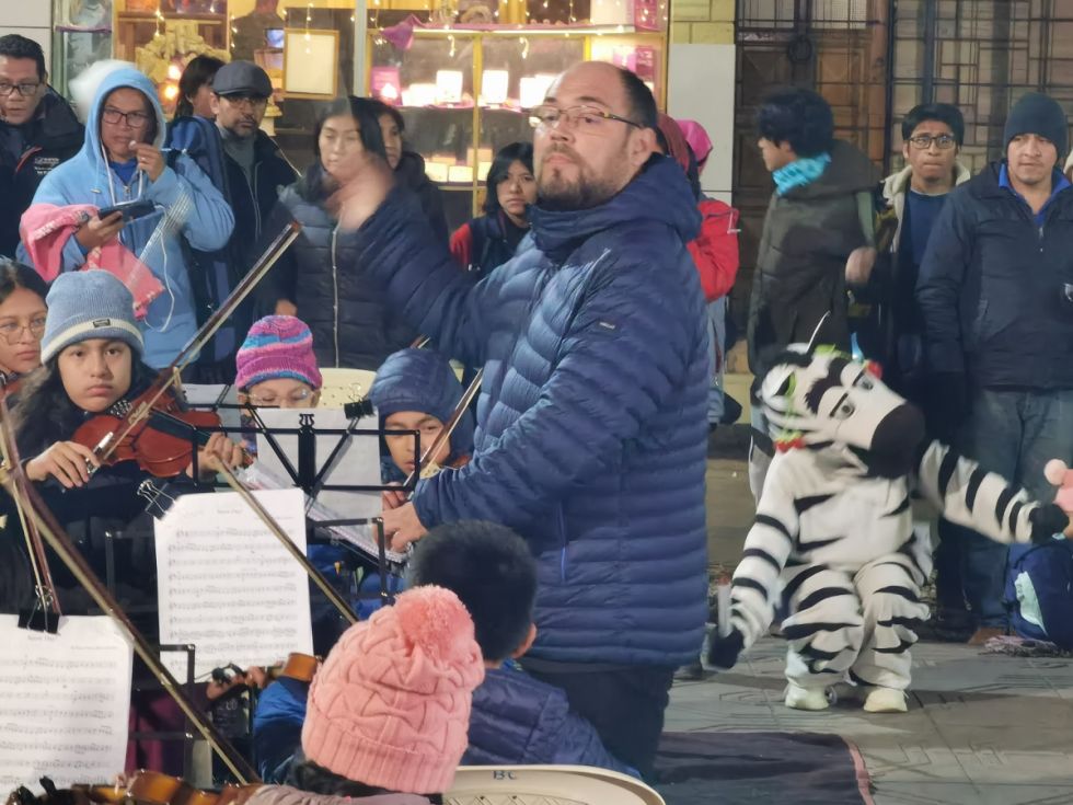 Laurent Astruc dirige una orquesta de niños.