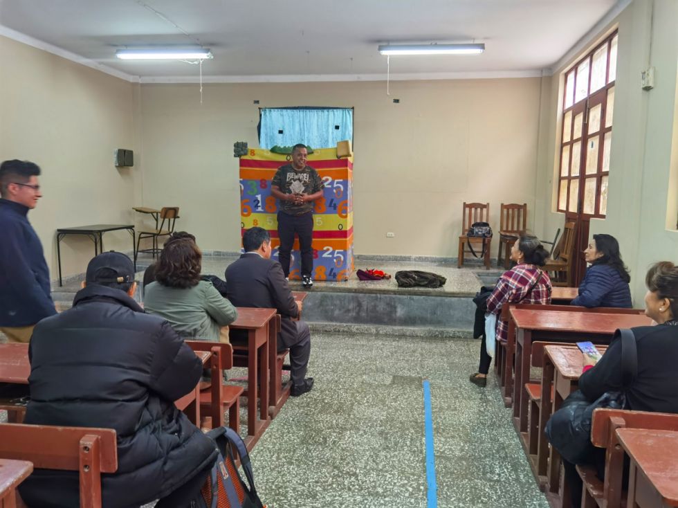 César Siles dando cátedra sobre títeres.