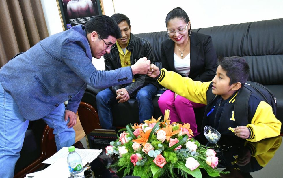 Ministro Veliz garantiza derecho a la educación de niño autista víctima de discriminación en Tarija