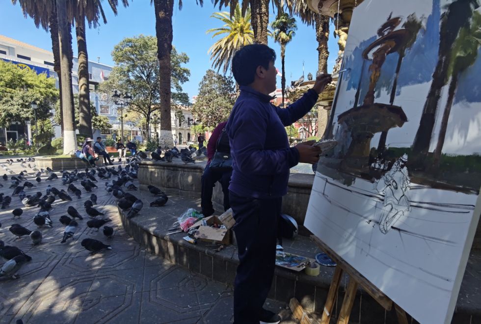 Vidal Cussi, pintor paceño, en la Plaza Luis de Fuentes.