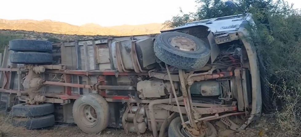Vuelca camión que transportaba yeso en la ruta Entre Ríos-Tarija
