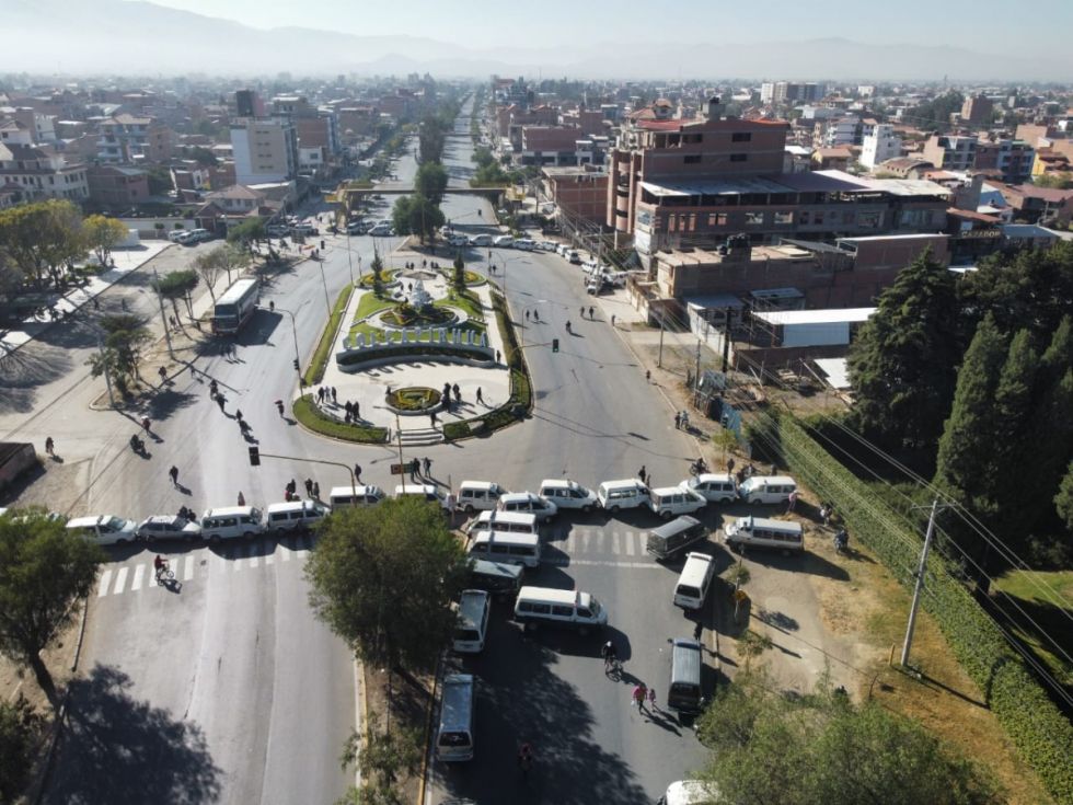 Calles y avenidas de la ciudad de Cochabamba amanecen bloqueadas por transportistas