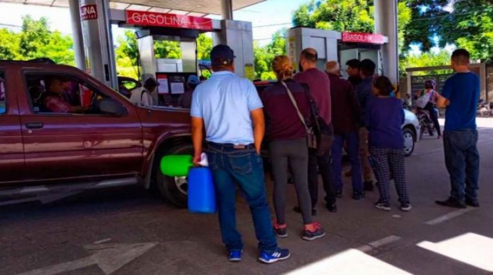 El Transporte rechaza el carguío de combustible en bidones 
