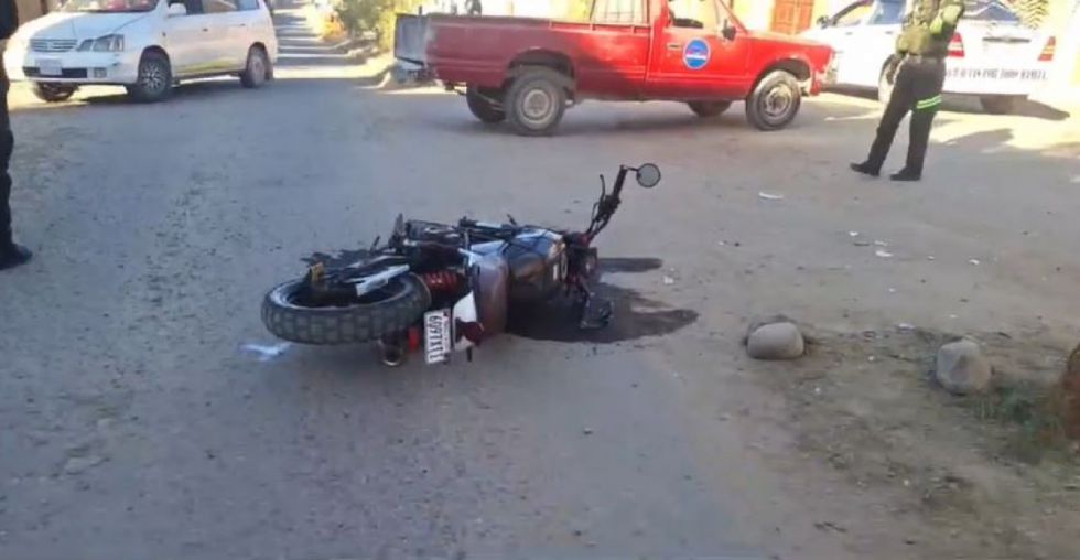 Motociclista sufre fractura expuesta tras colisionar con un vehículo en Tarija