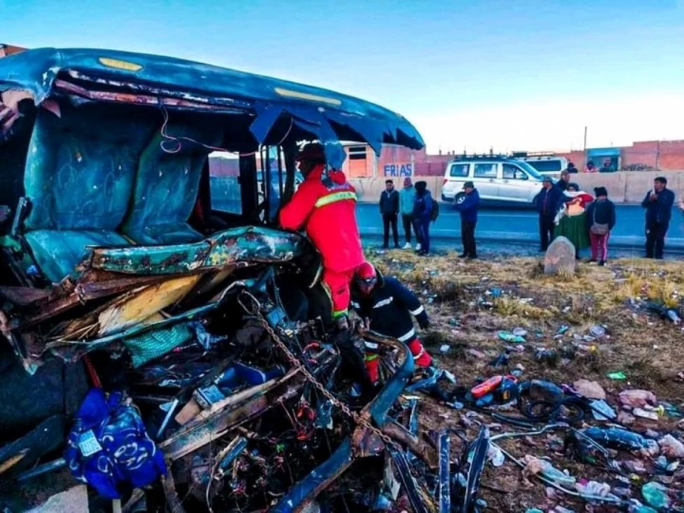 Colisión de un bus con una volqueta deja al menos siete muertos en la vía La Paz - Copacabana