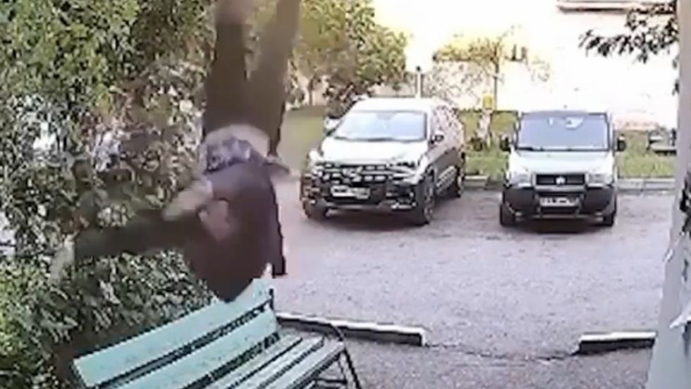 VIDEO: Un hombre cae de un tercer piso sobre un banco y se levanta ileso