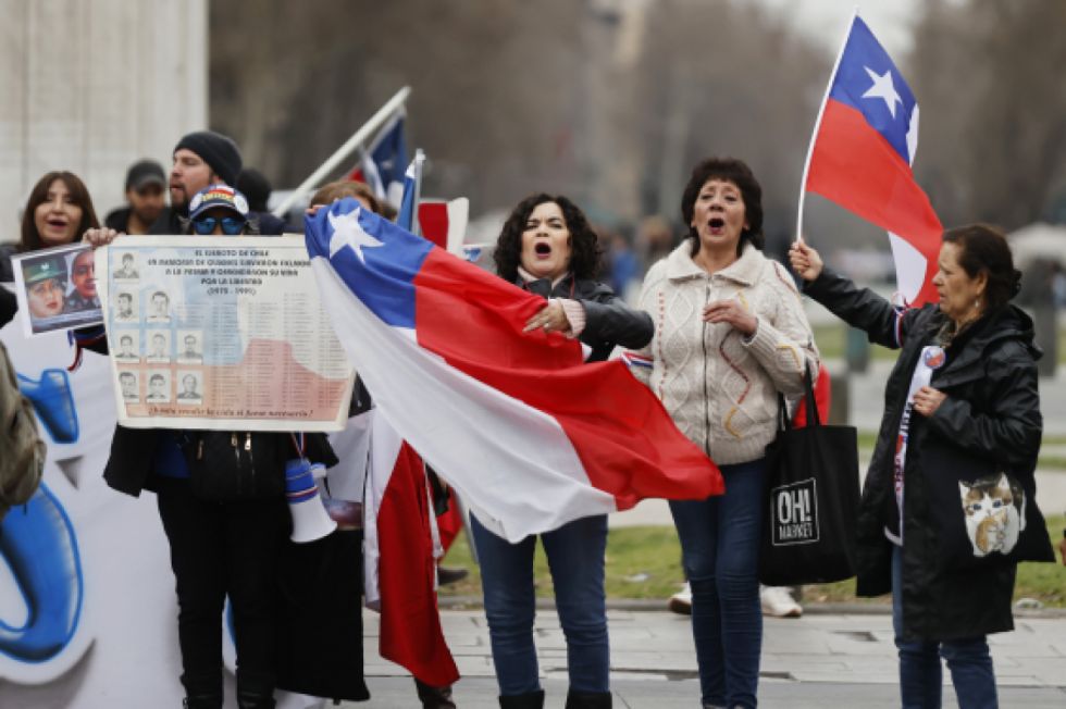 Manifestantes de ultraderecha con carteles en favor de los militares de la dictadura, en una marcha en Santiago de Chile el 2 de septiembre