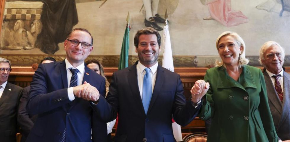 El líder del partido portugués de extrema derecha Chega, Andre Ventura (C), saluda a la líder del grupo parlamentario francés del Rassemblement National, Marine Le Pen (2-R),