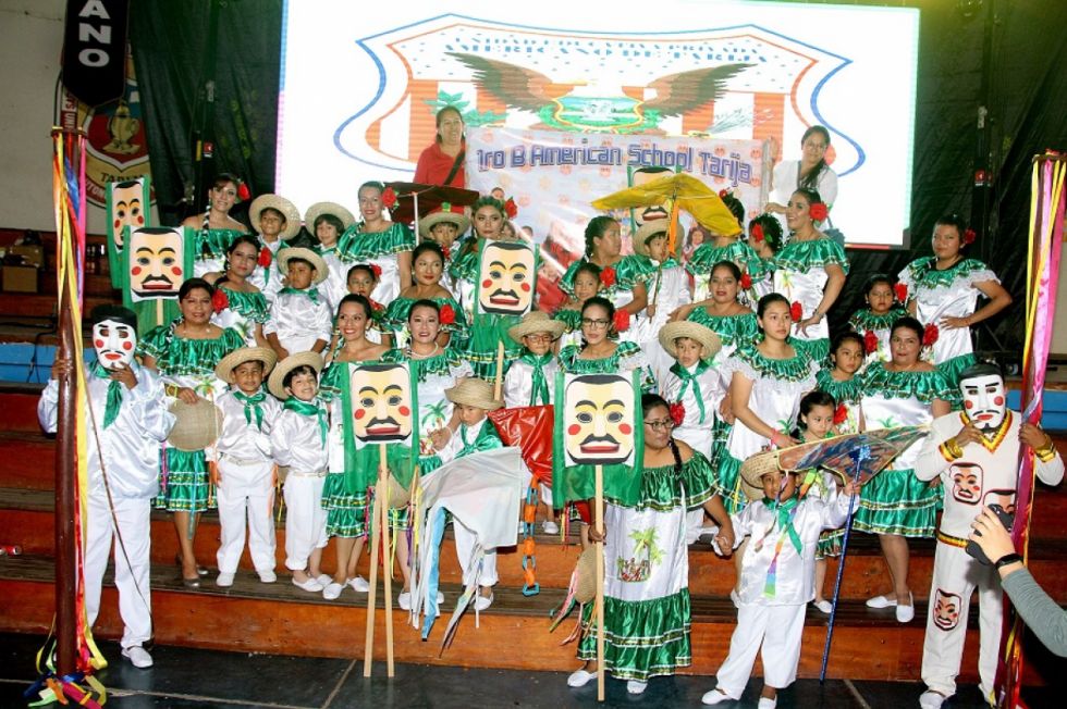 Primero B con su chovena chiquitana