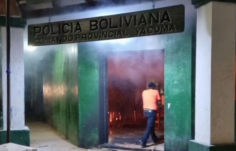 Queman oficina policial de Santa Ana de Yacuma por un caso de asesinato