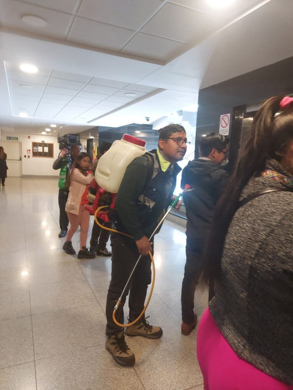 Denuncian que el ‘arcismo’ sabotea la sesión convocada por Andrónico con fumigación, corte de luz y bloqueo de puertas