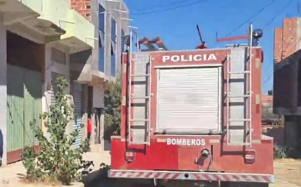 Tarija: Bomberos sofocan un incendio en el barrio Lourdes