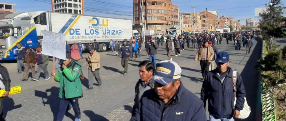 Transportistas marchan en El Alto por la escasez de dólares y para pedir que se regularice el suministro de combustible