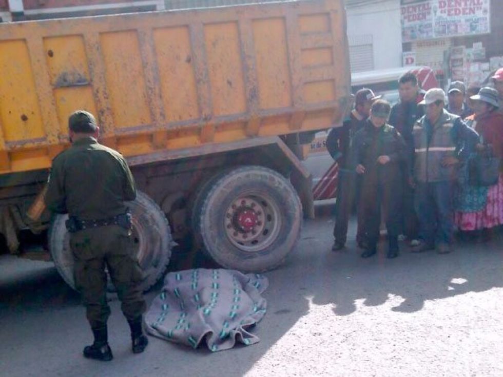 Chofer arrolló y causó la muerte de su ayudante