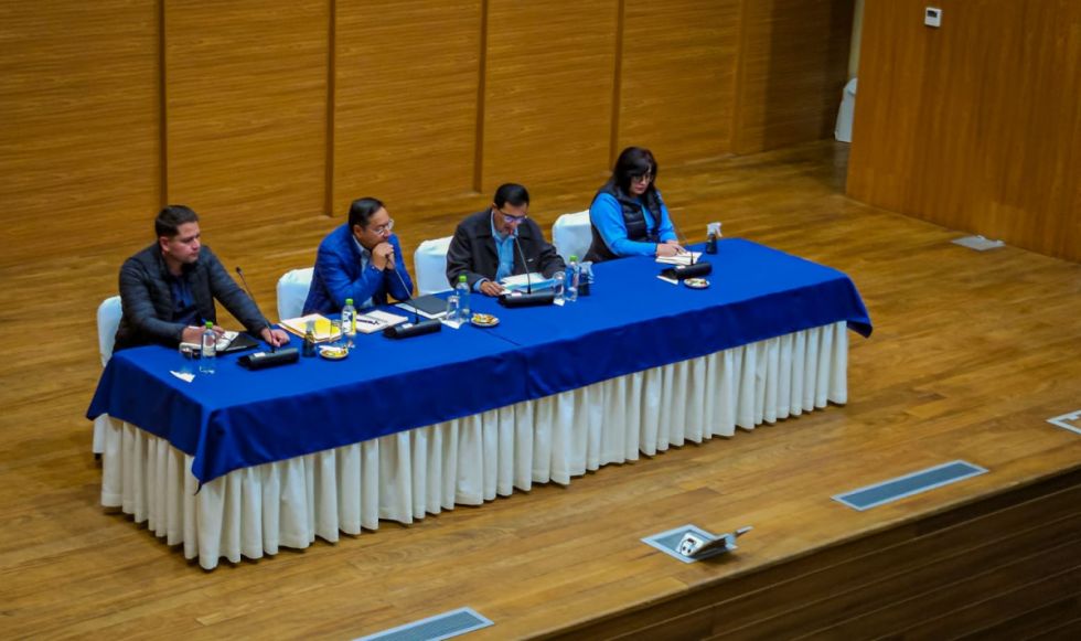 Transporte cooperativizado sale de su reunión con Arce con la promesa de una "solución definitiva"