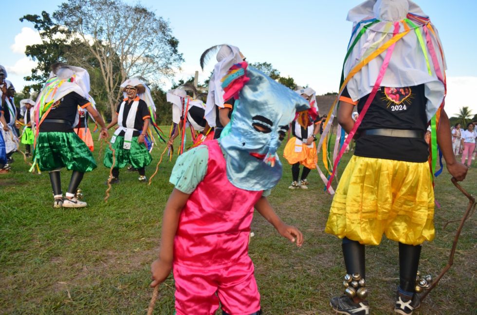 Niños, jóvenes y adultos interpretan una danza autóctona de San José de Uchupiamonas durante su aniversario. 