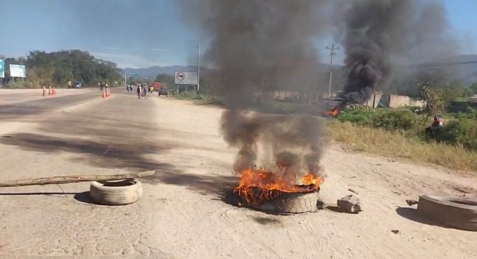 Yacuiba: Bagayeros bloquean la Ruta 9 en protesta contra la Aduana Nacional