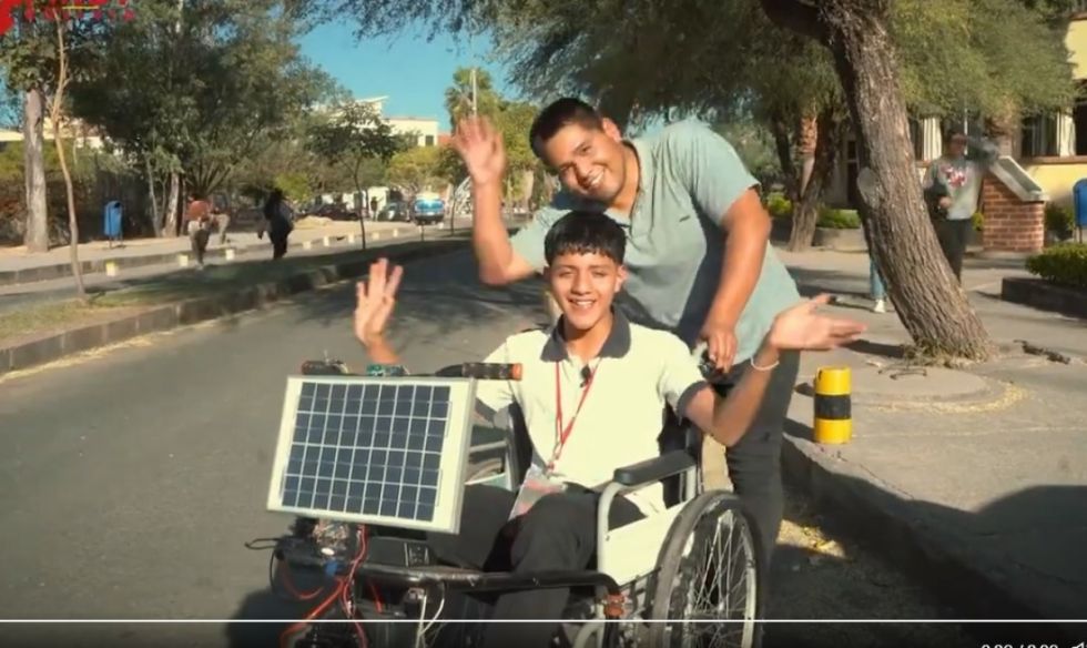 Estudiante de Caraparí gana torneo de robótica por crear una silla de ruedas con panel solar