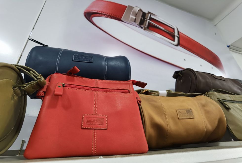 Gran variedad de bolsos y maletines.