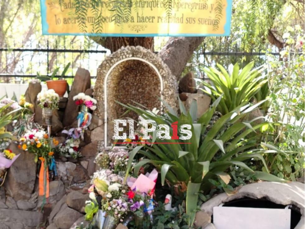 La Gruta sin la imagen de la Virgen