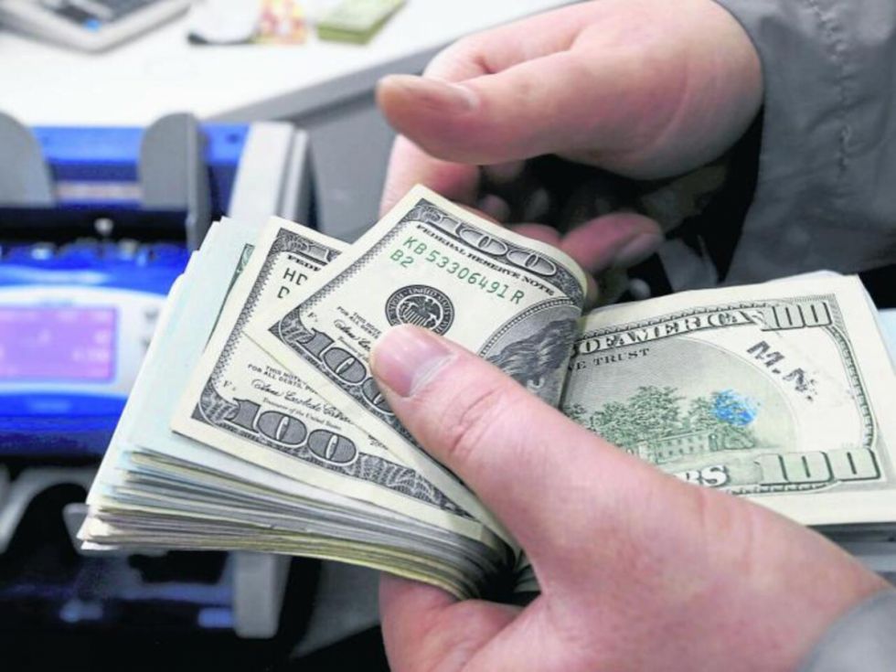 El Gobierno asegura que mantendrá el tipo de cambio del dólar