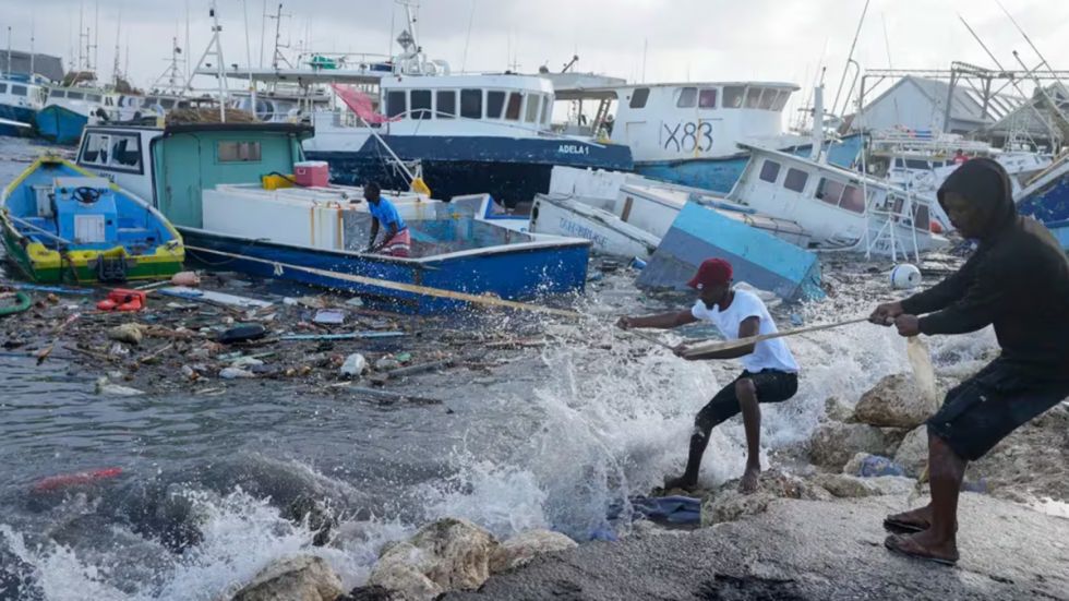 Tras devastar el sureste del Caribe, el huracán Beryl se dirige a Jamaica
