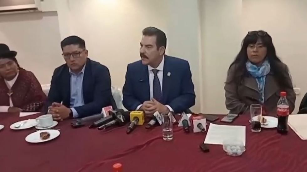 Manfred se reúne con asambleístas del “bloque Dignidad”, pero niega que esté formando un nuevo partido