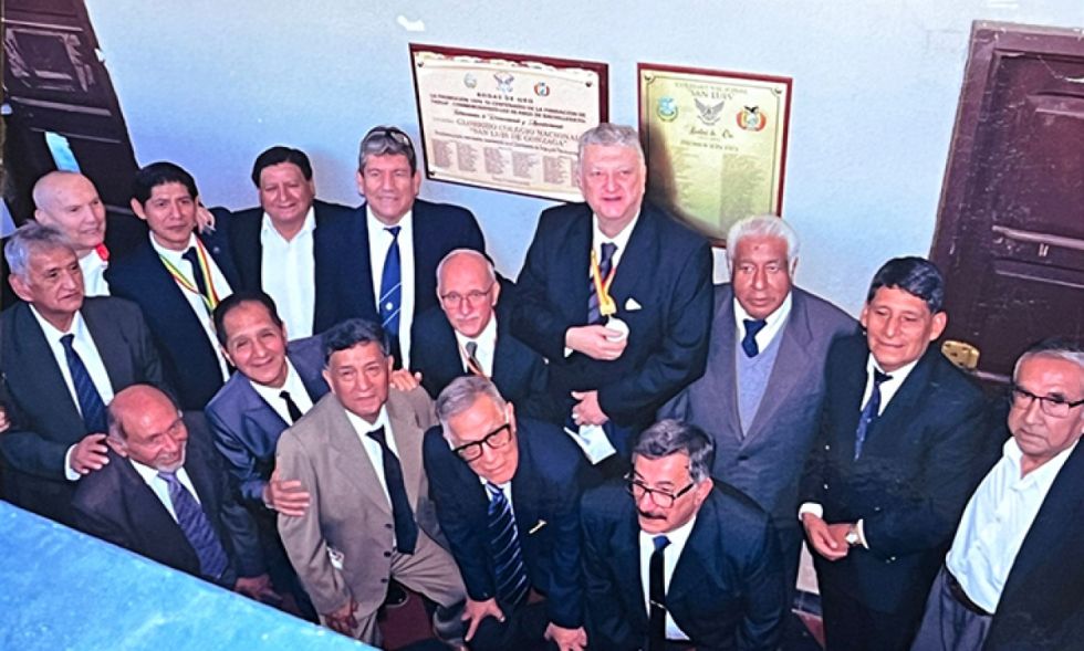 Texto inserto en la placa de reconocimiento