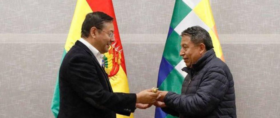 Arce entrega bastón de mando a Choquehuanca para viajar a la reunión del Mercosur en Paraguay