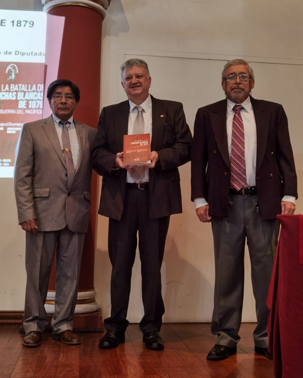 El benefactor y los autores de la investigación.
