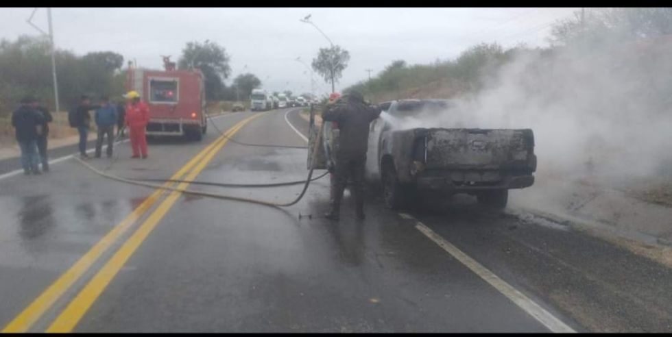 Un vehículo de Vías Bolivia quedó calcinado sobre la ruta a Paraguay (Video)