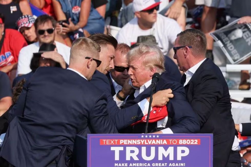 Trump está a salvo tras tiroteo en un mitin que dejó dos muertos, entre ellos el presunto atacante