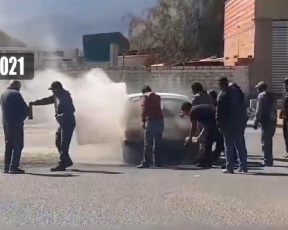 Automóvil se incendia en el barrio San Jorge (VIDEO)