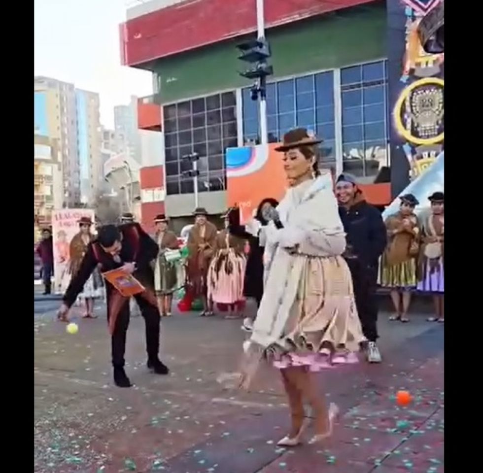 Claudia Torrez demuestra su agilidad con el "pata pata" en celebración de La Paz (Video)