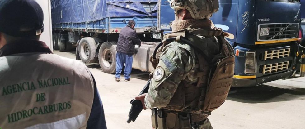 Militares refuerzan 11 puntos estratégicos para el control de combustible las 24 horas Militares refuerzan 11 puntos estratégicos para el control de combustible las 24 horas