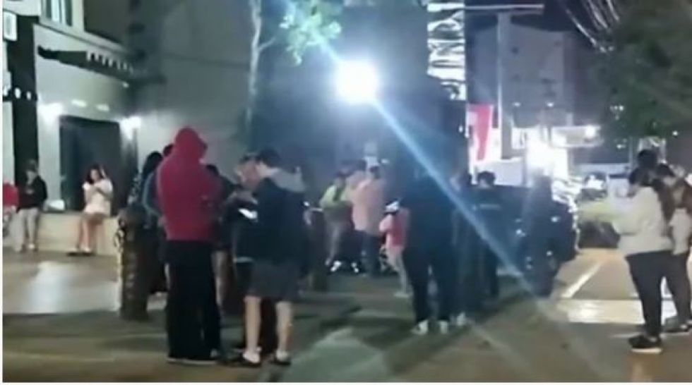 Vecinos evacuan edificio en Santa Cruz y relatan cómo sintieron el sismo ocurrido en Chile